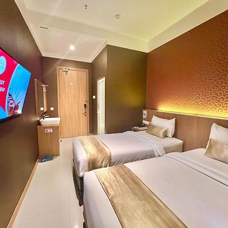 Deli Hotel Медан Екстериор снимка