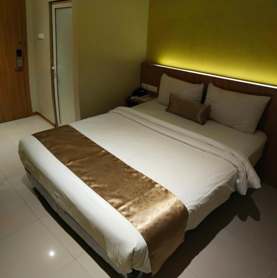 Deli Hotel Медан Екстериор снимка