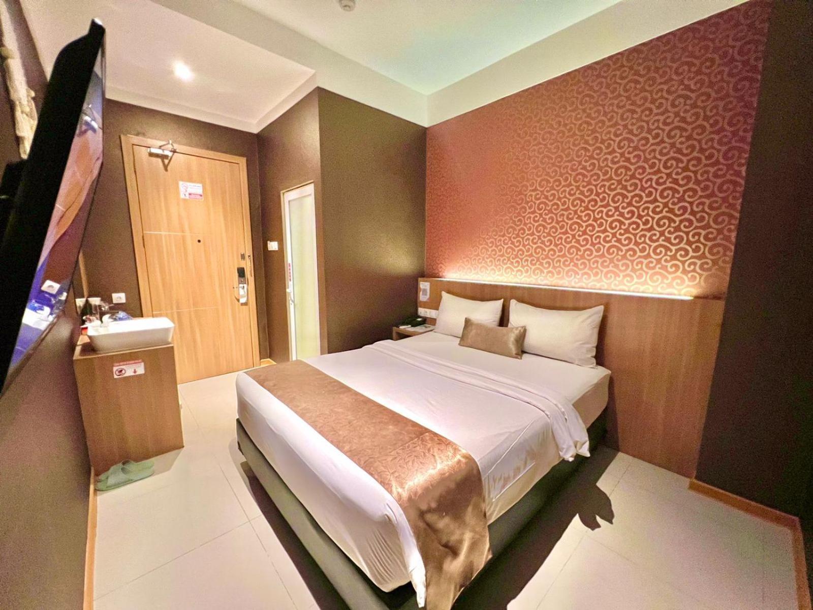 Deli Hotel Медан Екстериор снимка