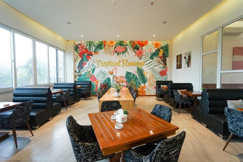 Deli Hotel Медан Екстериор снимка