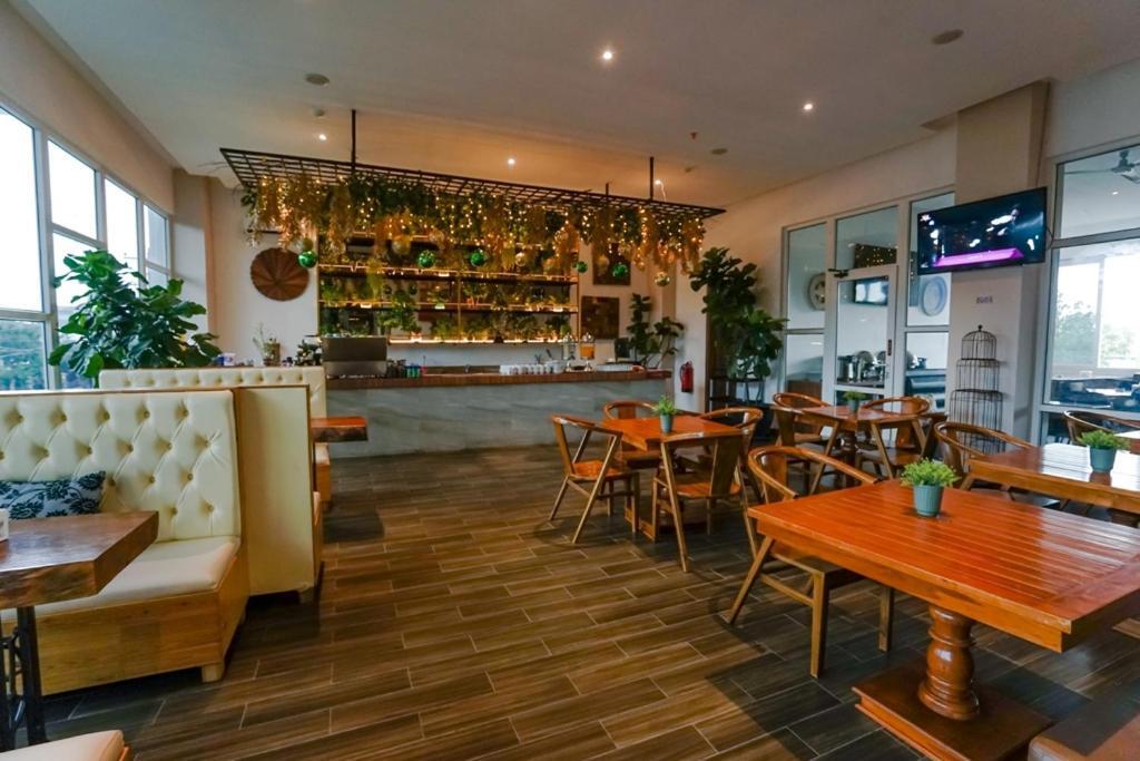 Deli Hotel Медан Екстериор снимка