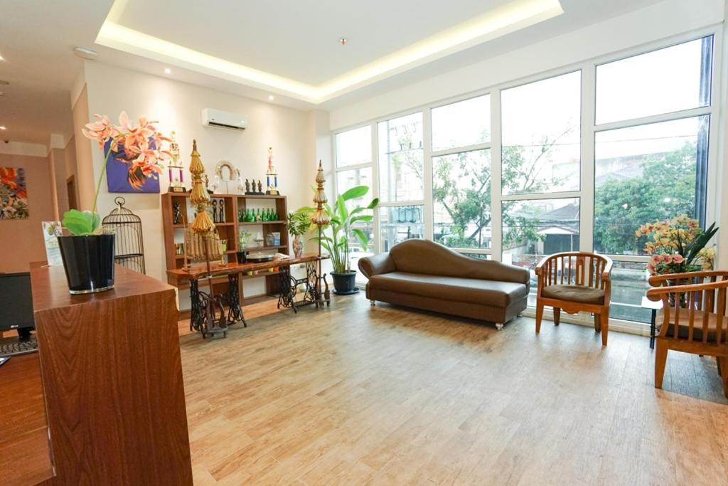 Deli Hotel Медан Екстериор снимка