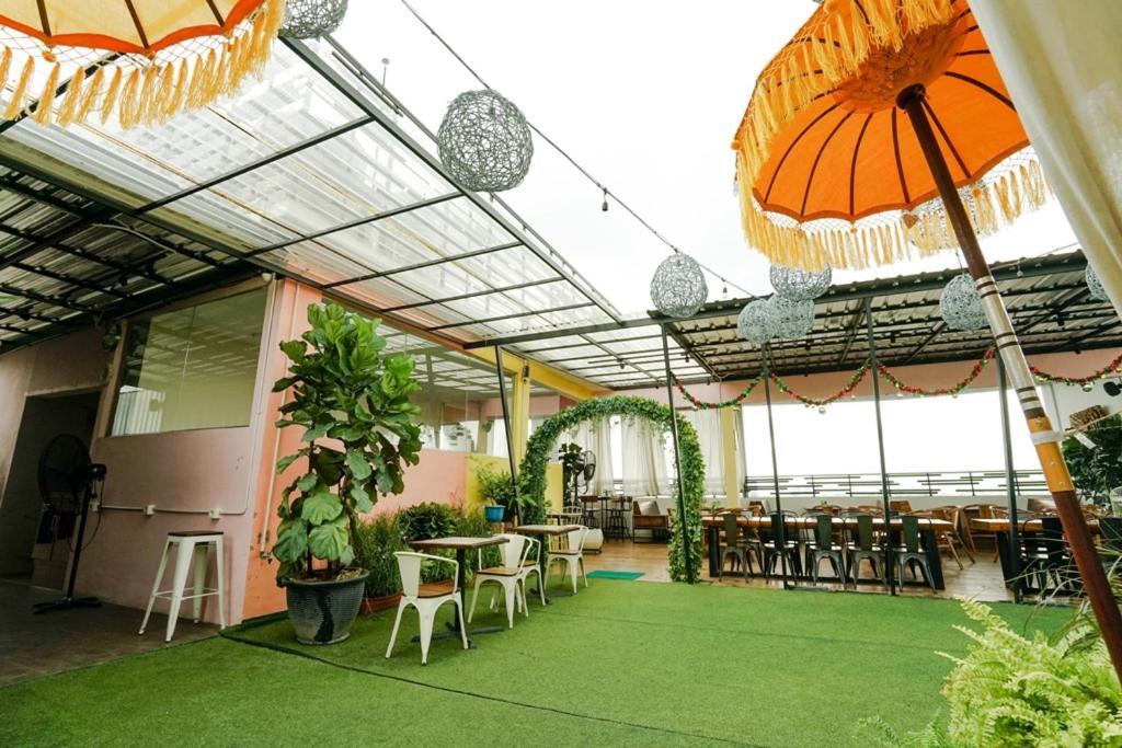 Deli Hotel Медан Екстериор снимка