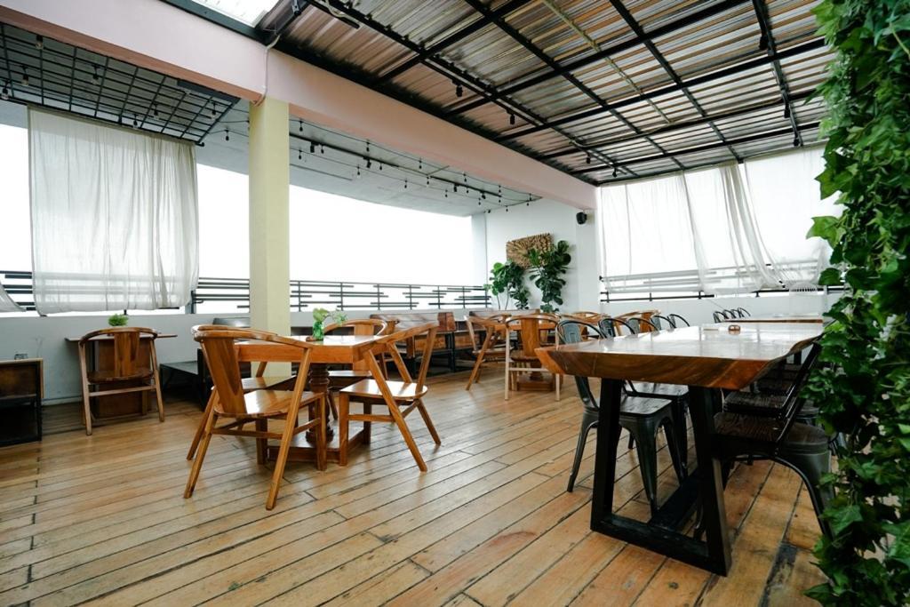 Deli Hotel Медан Екстериор снимка