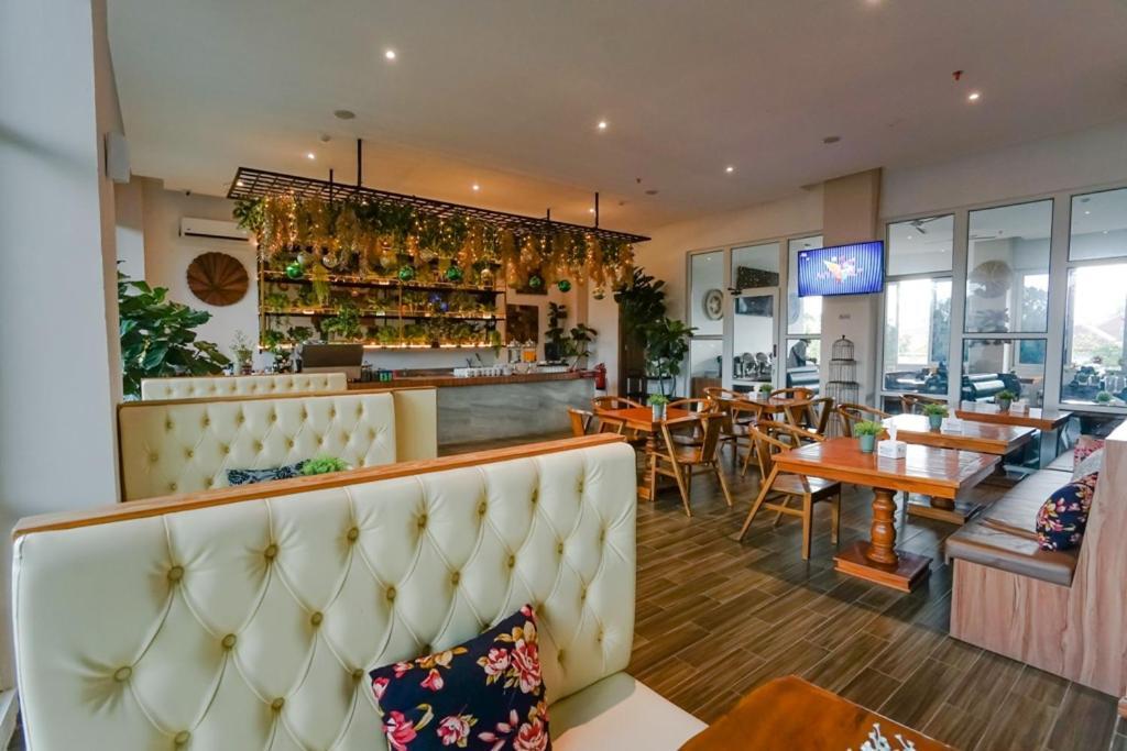 Deli Hotel Медан Екстериор снимка