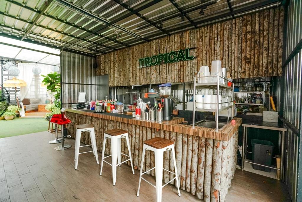 Deli Hotel Медан Екстериор снимка