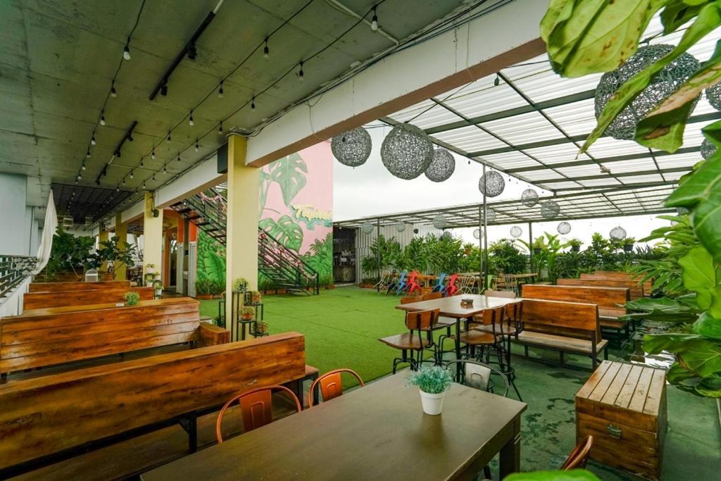 Deli Hotel Медан Екстериор снимка